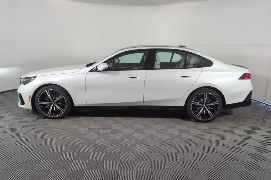 2026 Bmw 550e xDrive photo 1