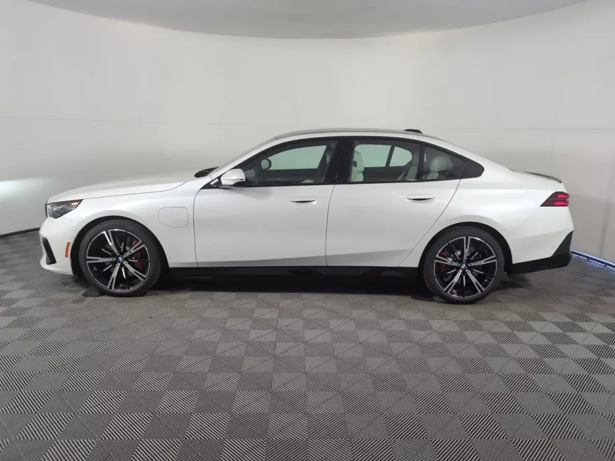 2026 Bmw 550e xDrive photo 1