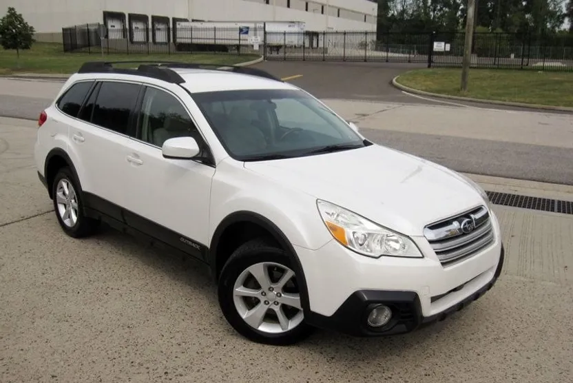 2013 Subaru Outback 2.5i Premium photo 1