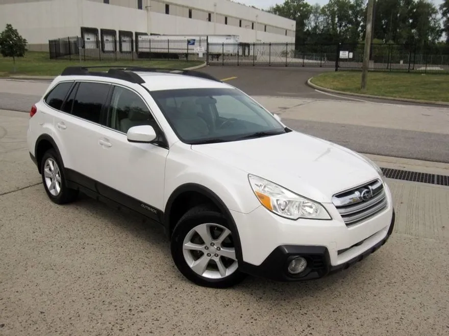 2013 Subaru Outback 2.5i Premium photo 1