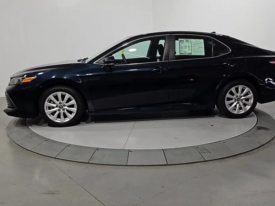 2020 Toyota Camry LE photo 1