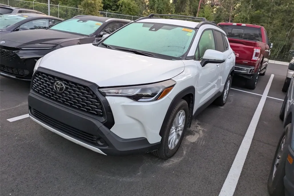 2022 Toyota Corolla Cross LE photo 1