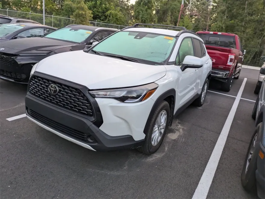2022 Toyota Corolla Cross LE photo 1