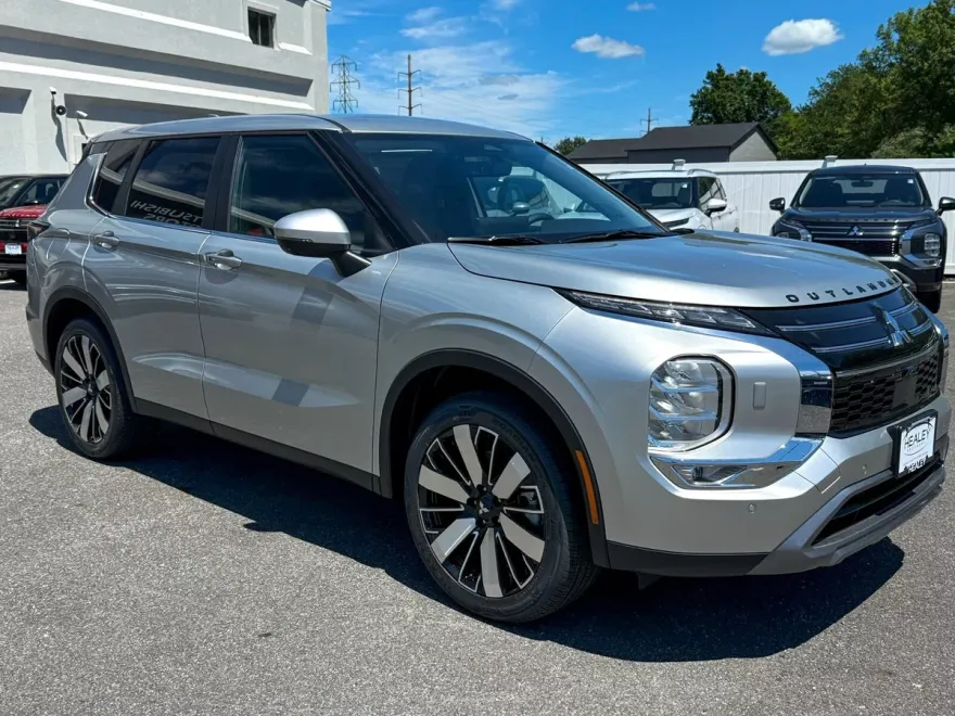 2025 Mitsubishi Outlander SE S-AWC photo 1