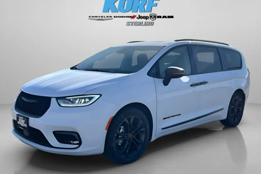 2024 Chrysler Pacifica Touring L photo 1