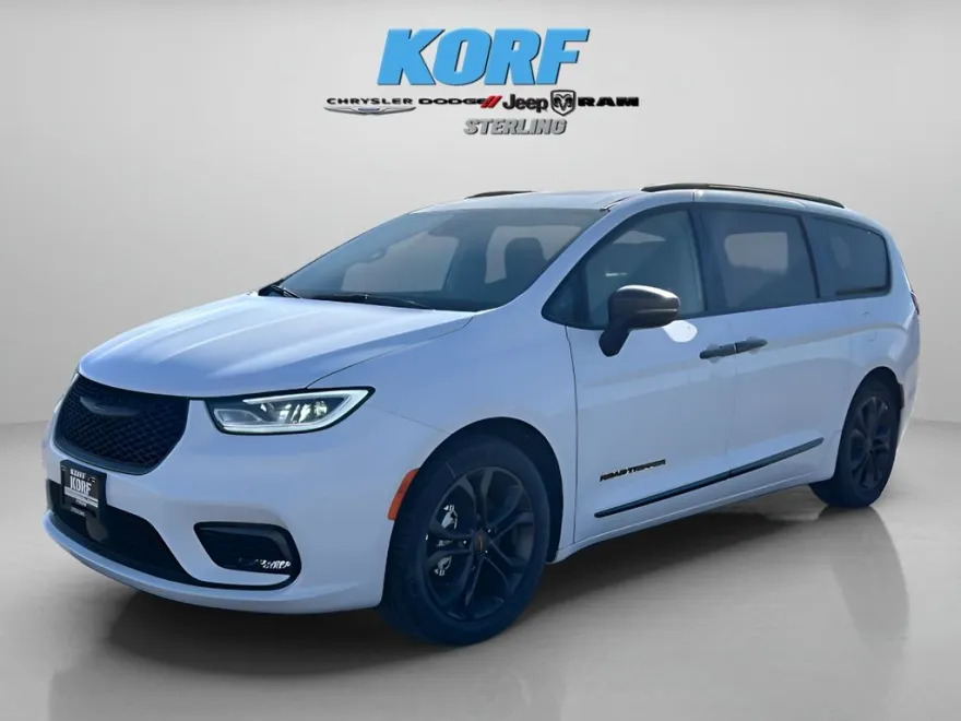 2024 Chrysler Pacifica Touring L photo 1