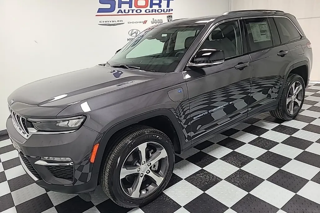 2023 Jeep Cherokee Sport photo 1