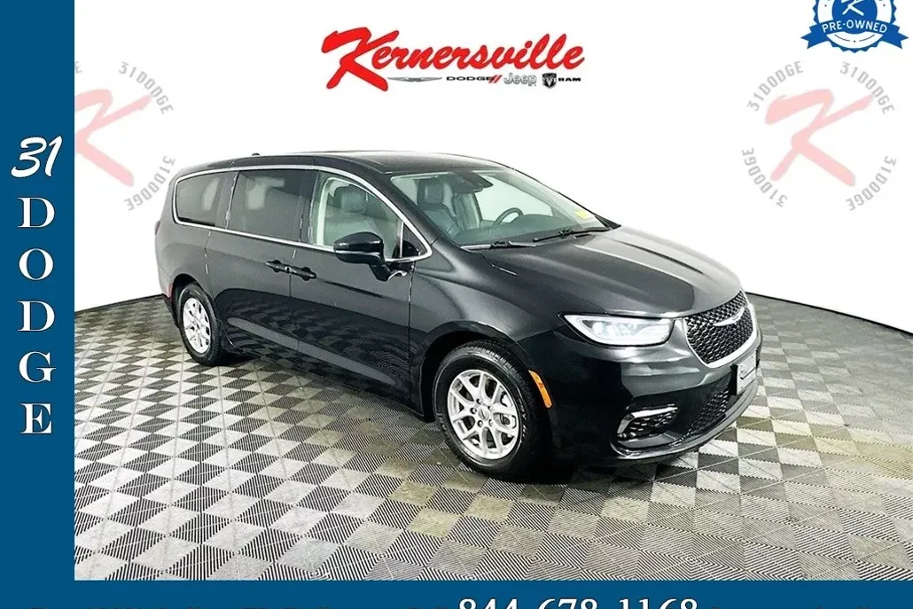 2023 Chrysler Pacifica Touring L photo 1