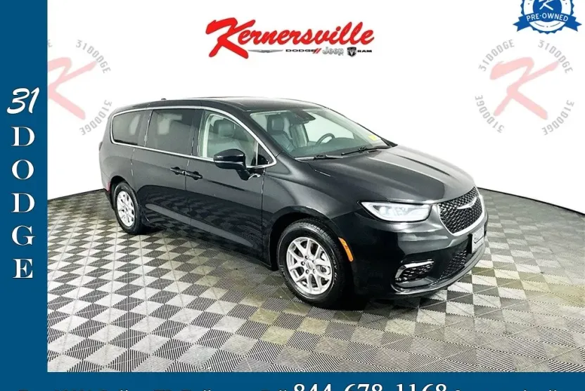 2023 Chrysler Pacifica Touring L photo 1