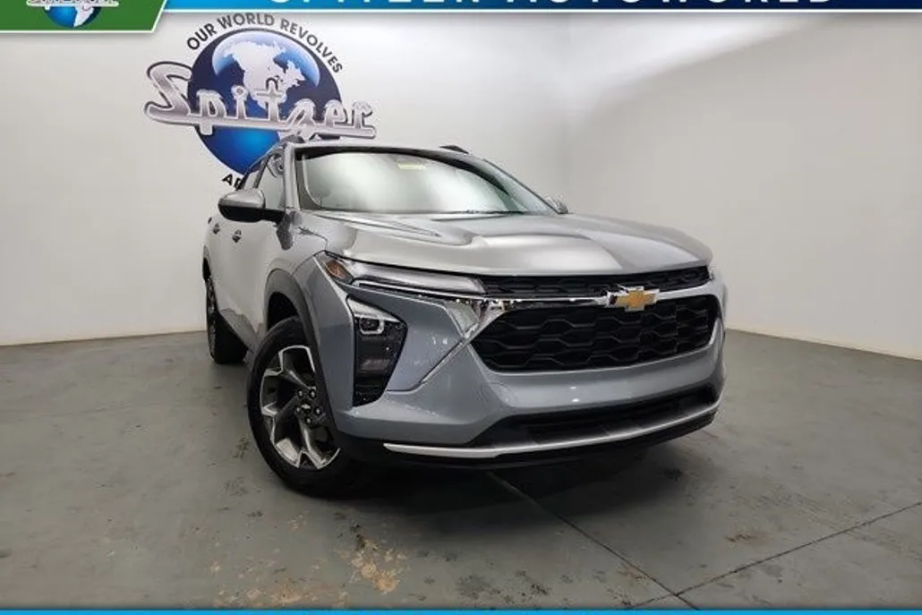 2024 Chevrolet Trax LT photo 1
