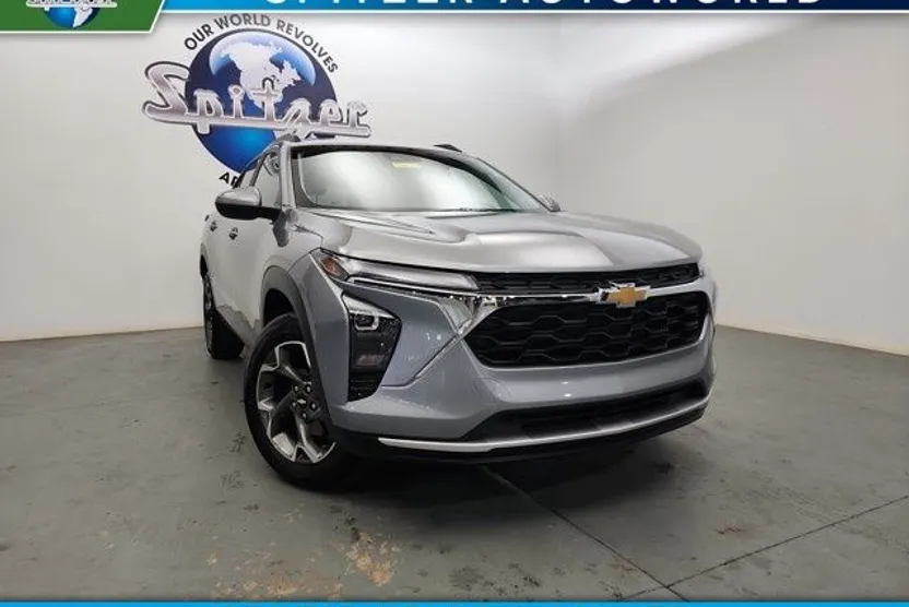 2024 Chevrolet Trax LT photo 1