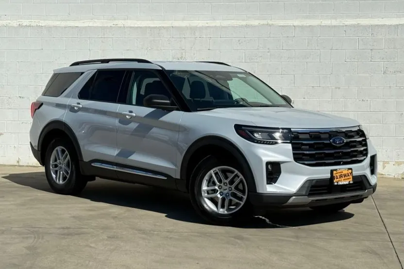 2025 Ford Explorer photo 1