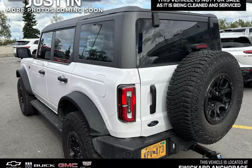 2023 Ford Bronco Base photo 1