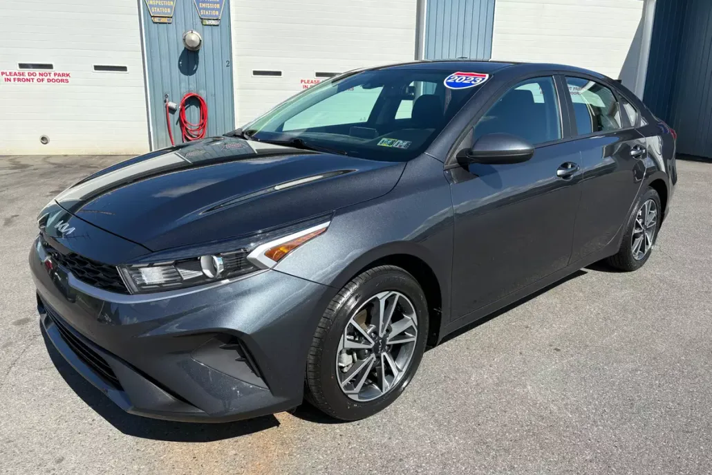 2023 Kia Forte LXS photo 1