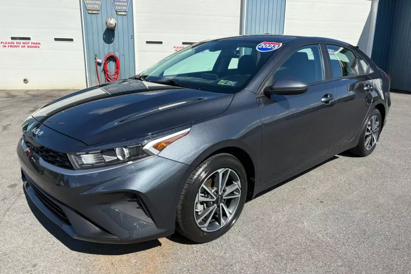 2023 Kia Forte LXS photo 1
