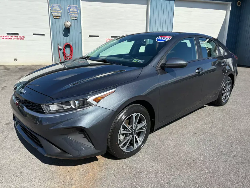 2023 Kia Forte LXS photo 1