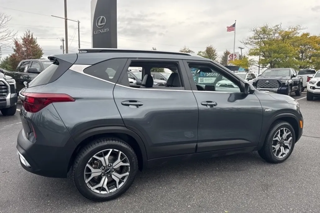 2022 Kia Seltos EX photo 1