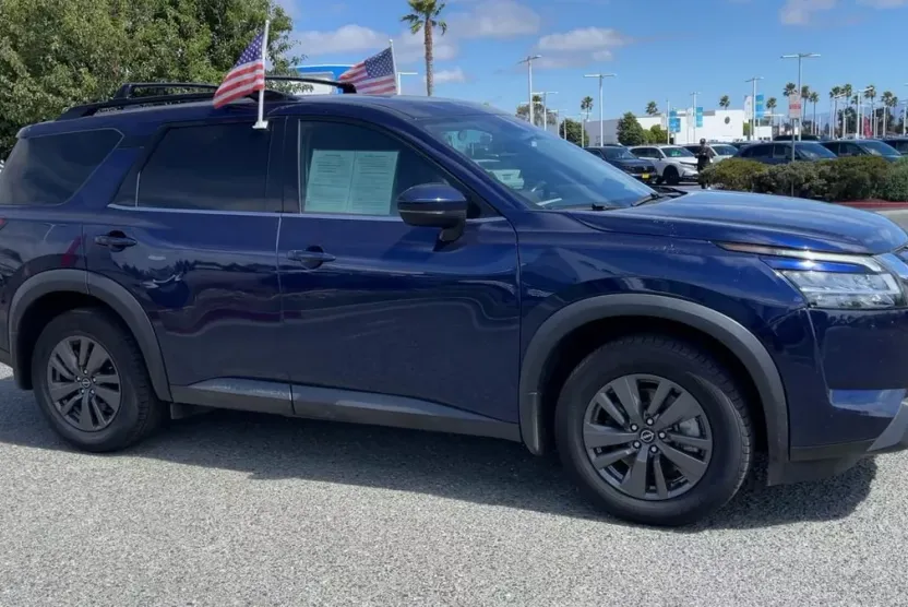 2022 Nissan Pathfinder SV photo 1
