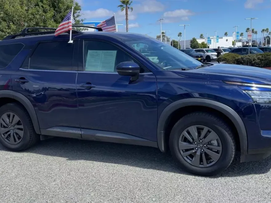 2022 Nissan Pathfinder SV photo 1