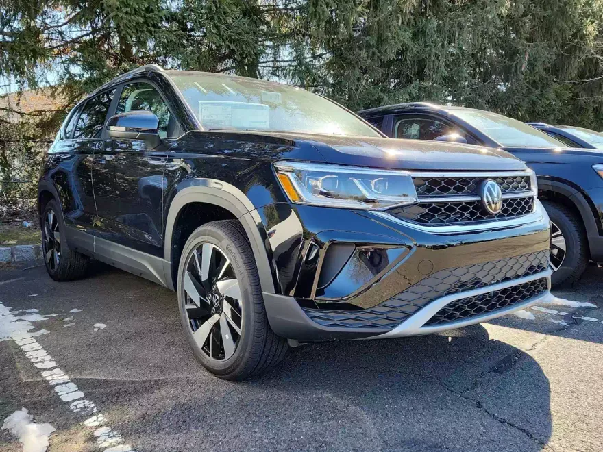 2024 Volkswagen Taos SEL photo 1