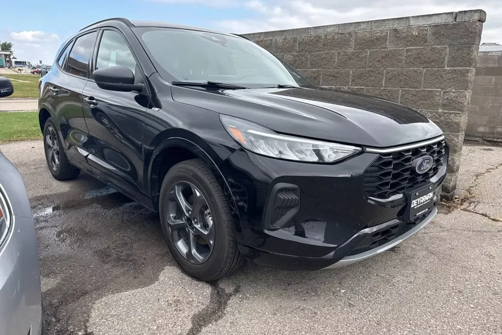 2024 Ford Escape ST-Line photo 1