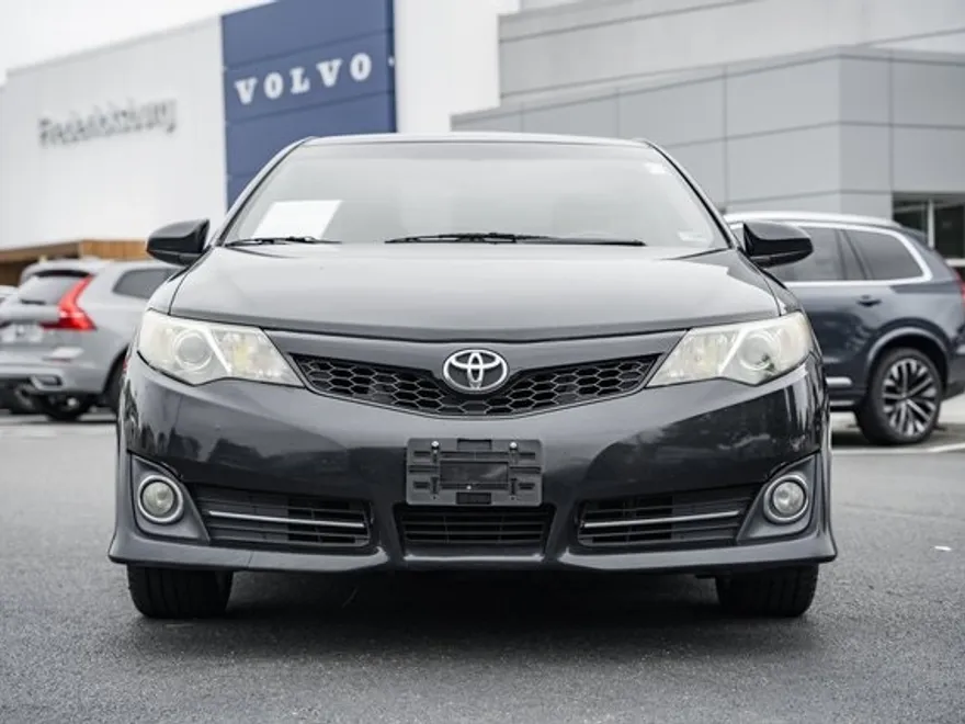 2014 Toyota Camry SE photo 2