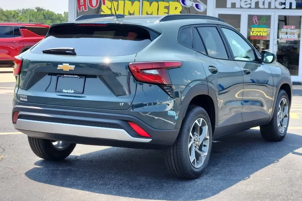 2025 Chevrolet Trax LT photo 1