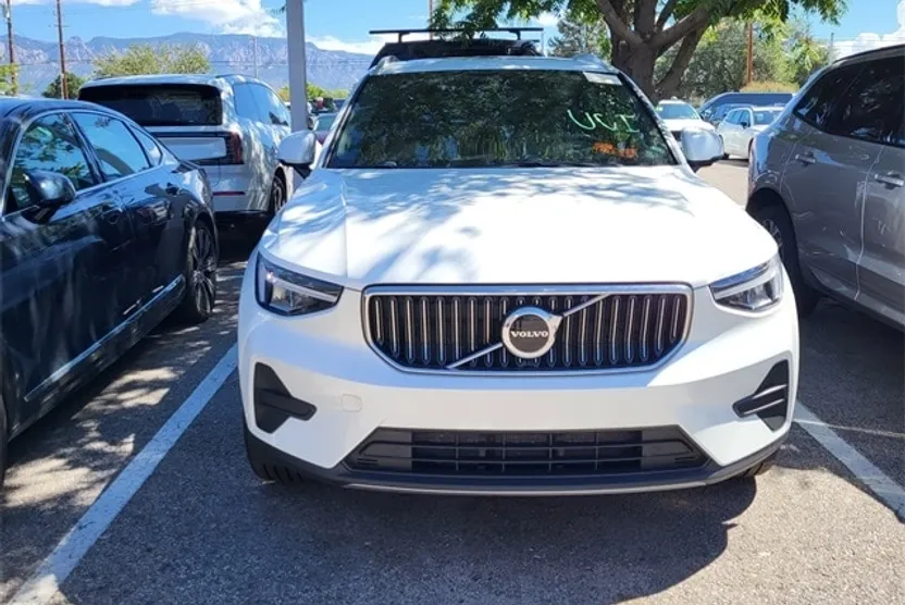 2025 Volvo XC40 Core photo 1