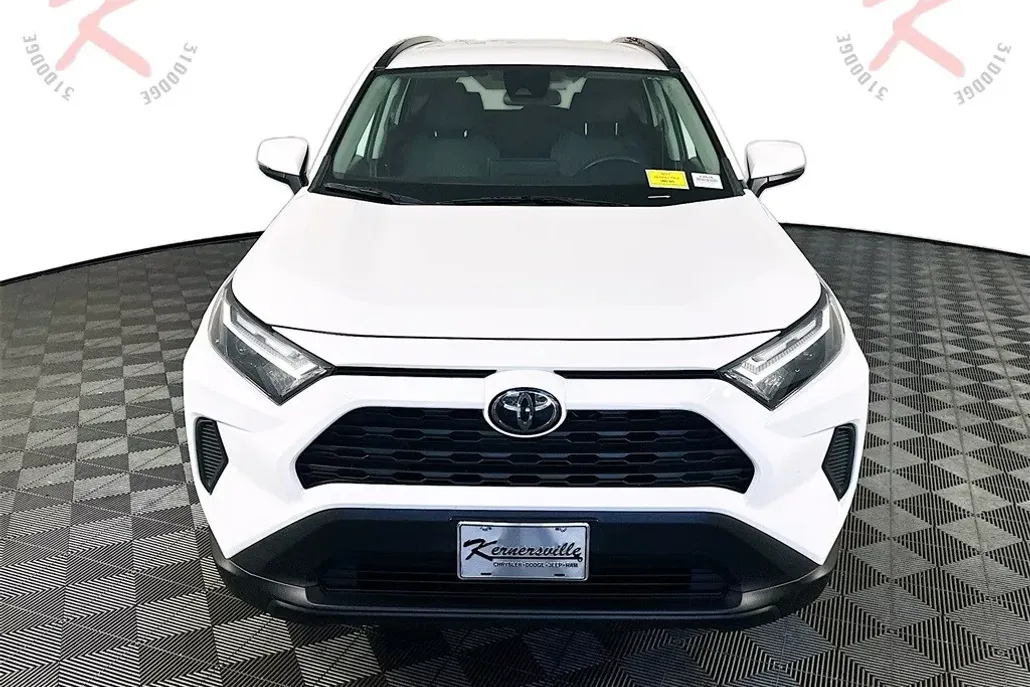 2023 Toyota RAV4 XLE photo 1