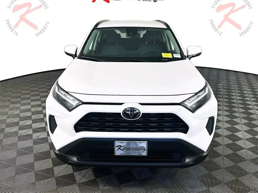 2023 Toyota RAV4 XLE photo 1
