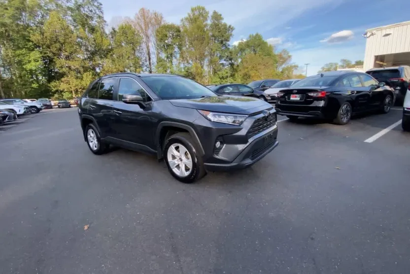 2020 Toyota RAV4 XLE photo 1
