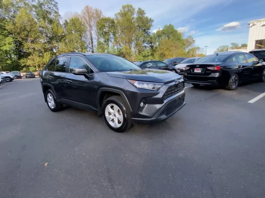 2020 Toyota RAV4 XLE photo 1