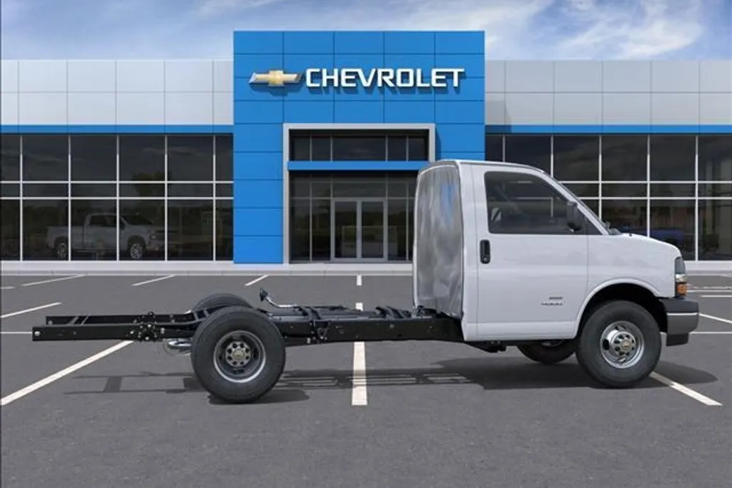 2025 Chevrolet Express 3500 Work Van Cutaway photo 1