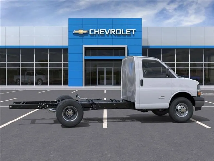2025 Chevrolet Express 3500 Work Van Cutaway photo 1