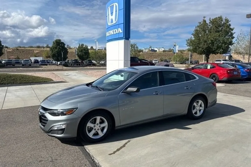 2023 Chevrolet Malibu LS photo 1