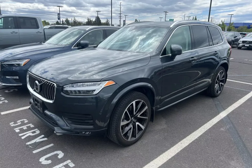 2022 Volvo XC90 T6 Momentum photo 1