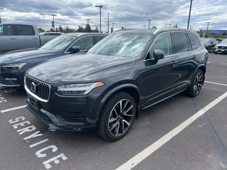 2022 Volvo XC90 T6 Momentum photo 1