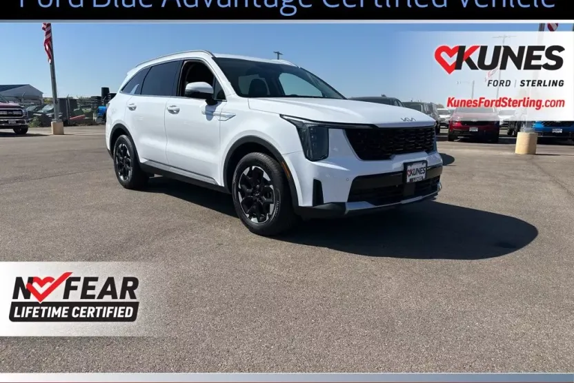2024 Kia Sorento S photo 1