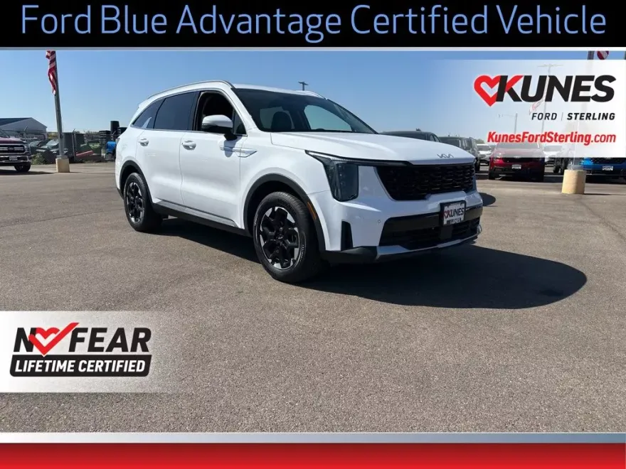 2024 Kia Sorento S photo 1