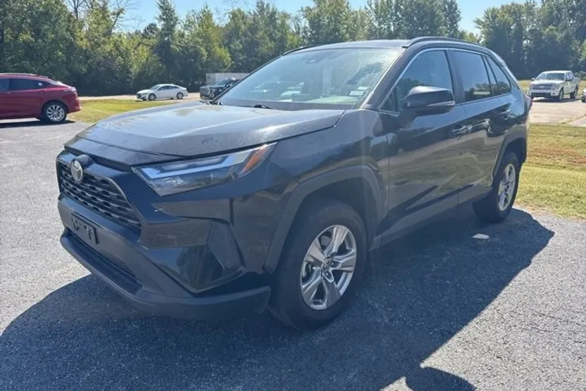 2023 Toyota RAV4 XLE photo 1