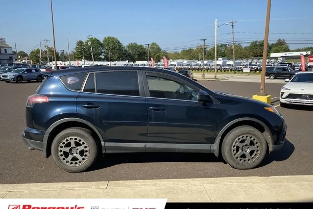 2018 Toyota RAV4 LE photo 1