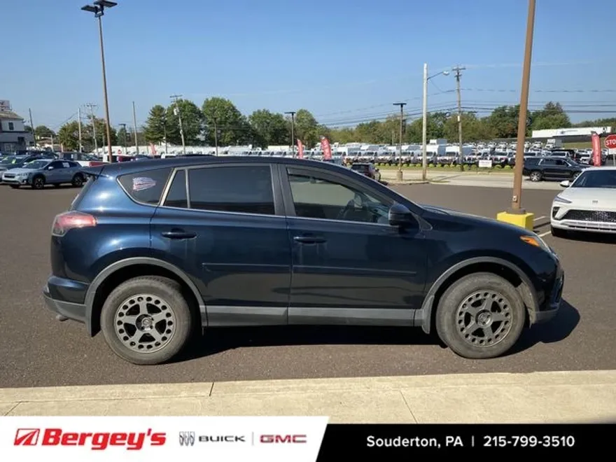 2018 Toyota RAV4 LE photo 1