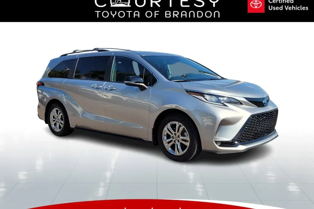 2023 Toyota Sienna XSE photo 1