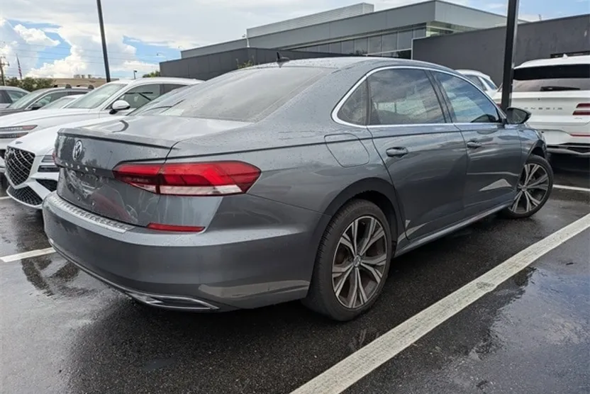 2021 Volkswagen Passat 2.0T SE photo 1
