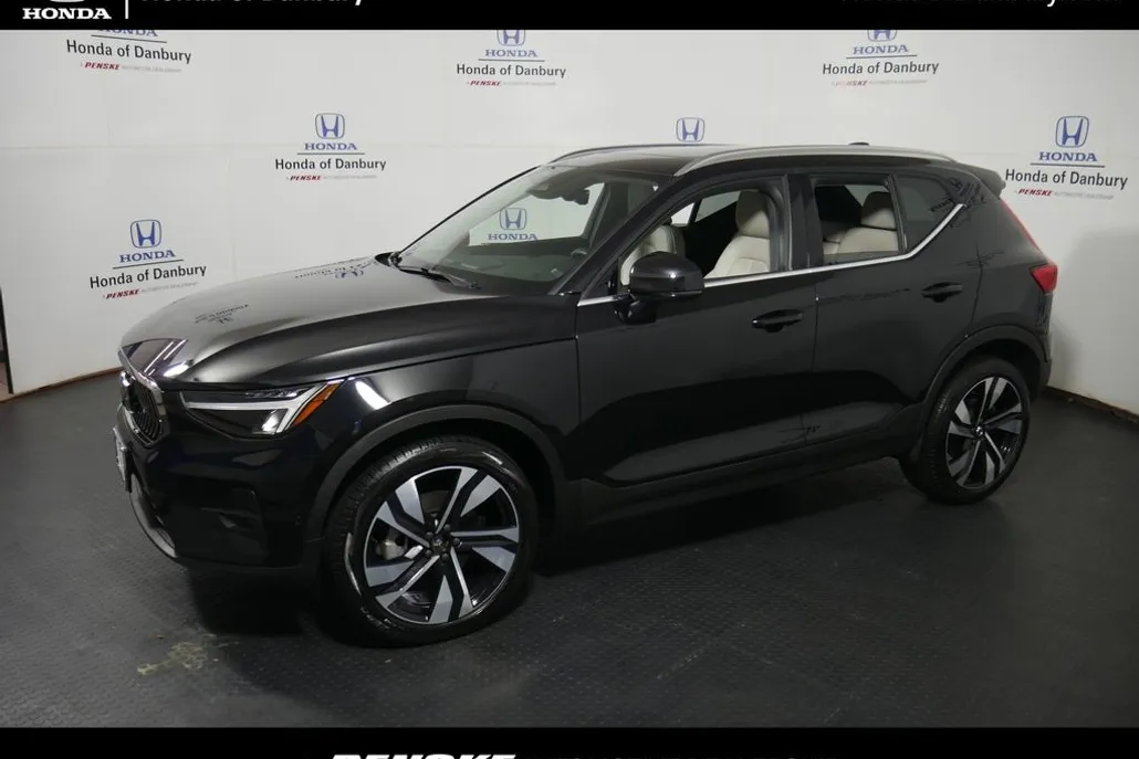 2023 Volvo XC40 Plus photo 1
