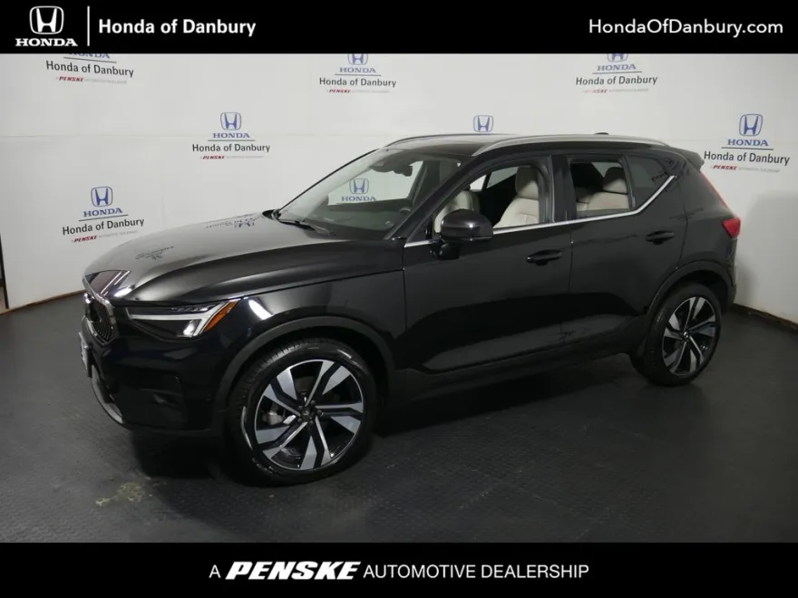 2023 Volvo XC40 Plus photo 1