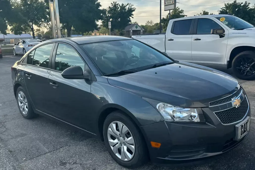 2013 Chevrolet Cruze LS photo 1