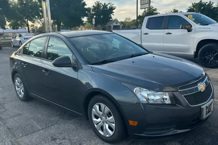 2013 Chevrolet Cruze LS photo 1