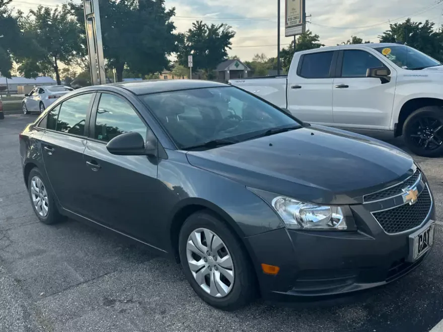 2013 Chevrolet Cruze LS photo 1