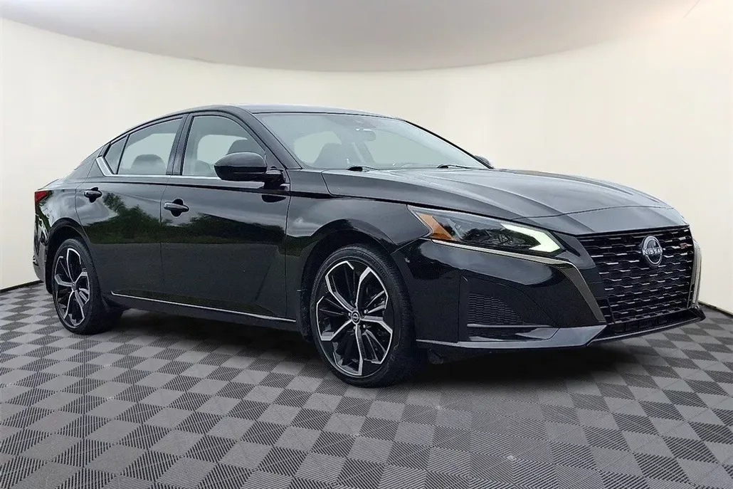 2023 Nissan Altima 2.5 SR photo 1